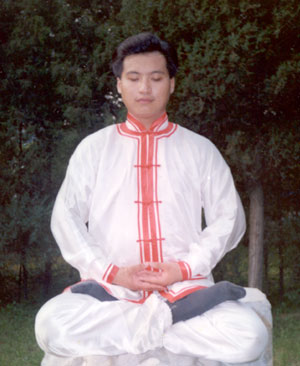 Master Nan Yun meditating in lotus position